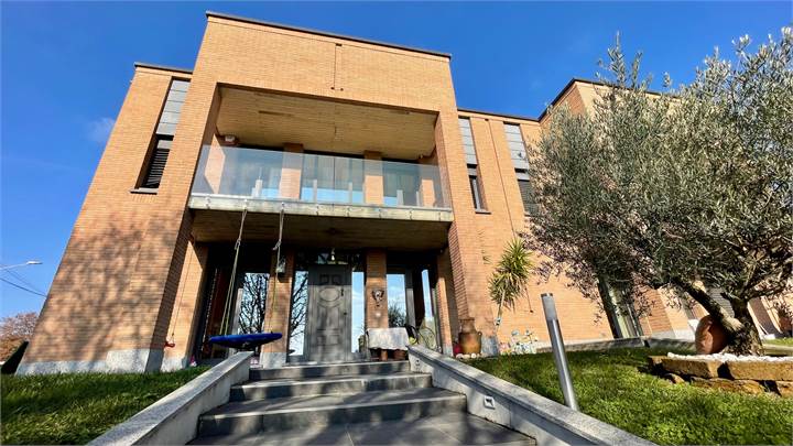 Ampia porzione di villa bifamiliare